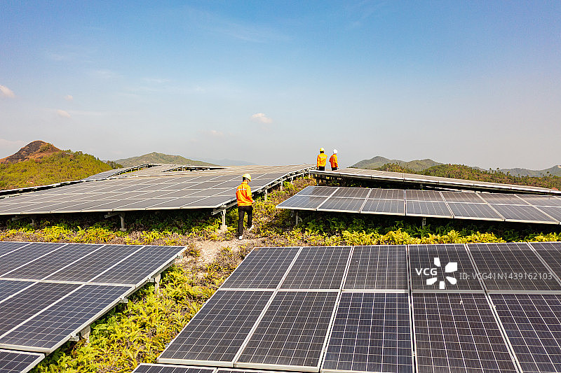 三名技术员检查太阳能电池板图片素材