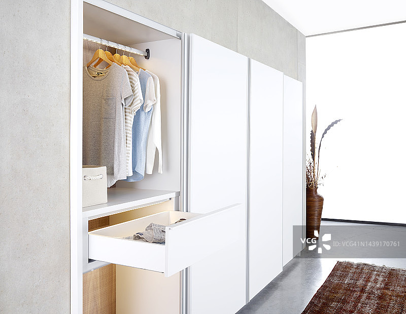 房子走廊里的大衣柜图片素材