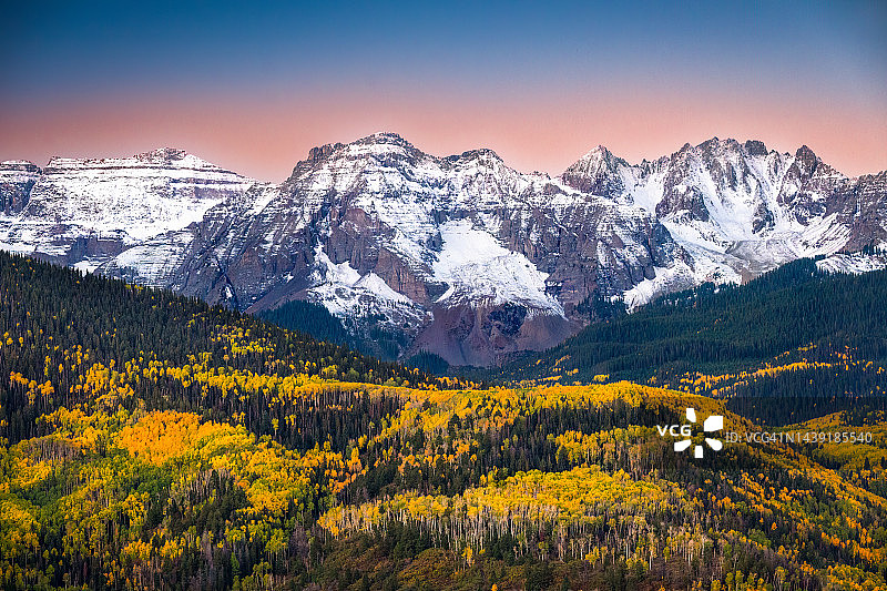 5号乡村公路上的秋色图片素材