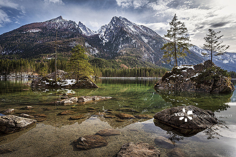 辛特湖，背景是雪山，德国巴伐利亚拉姆绍图片素材