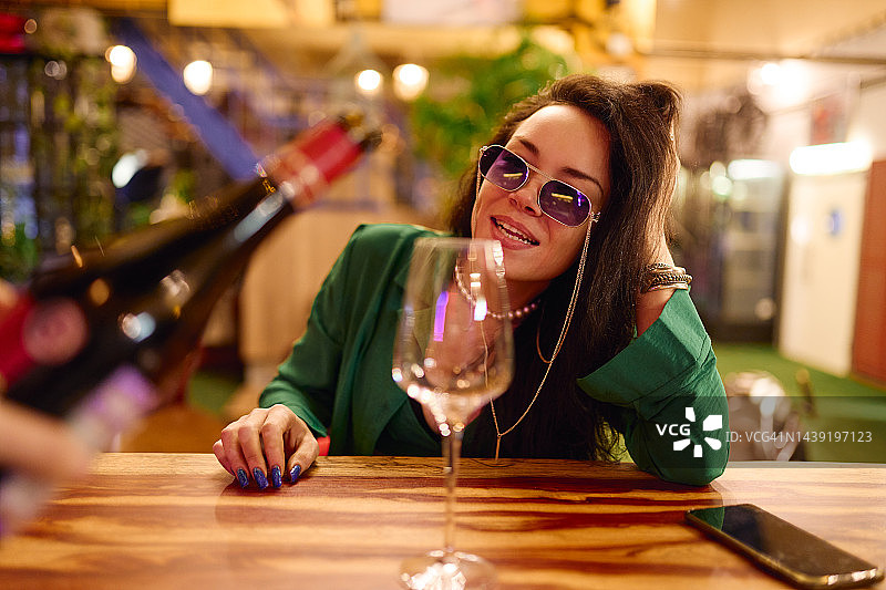 女人坐在酒吧里图片素材