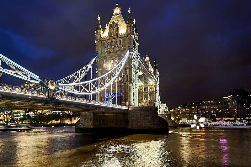 夜晚的伦敦塔桥图片素材