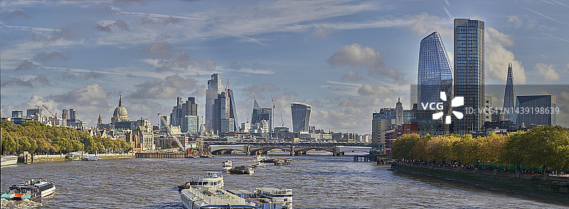 从滑铁卢桥向东看伦敦市的全景，英国图片素材