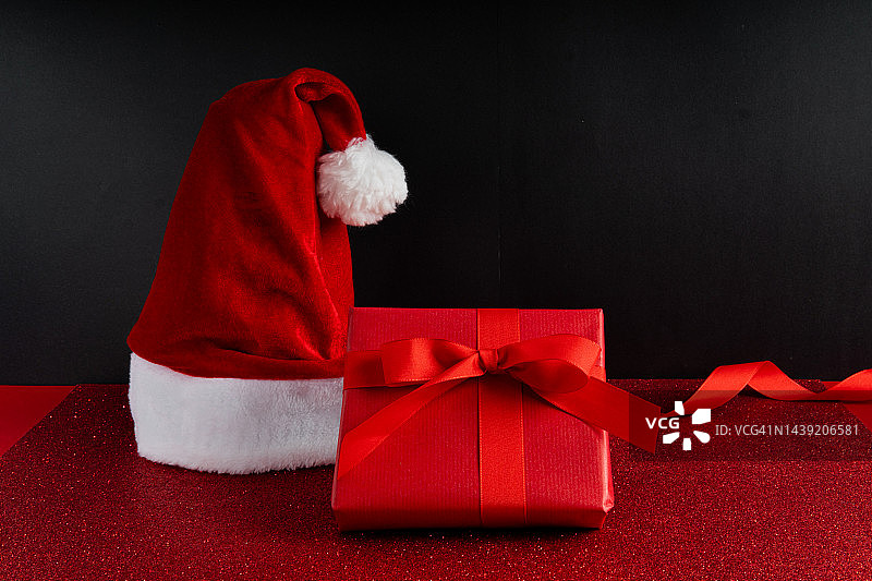 圣诞帽与红色礼品盒banner背景图片素材