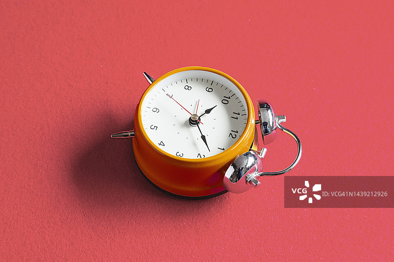 红色背景上的物体图片素材