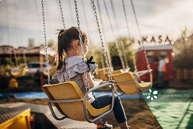 小女孩玩链条秋千图片素材