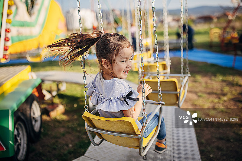 游乐园里的小女孩图片素材