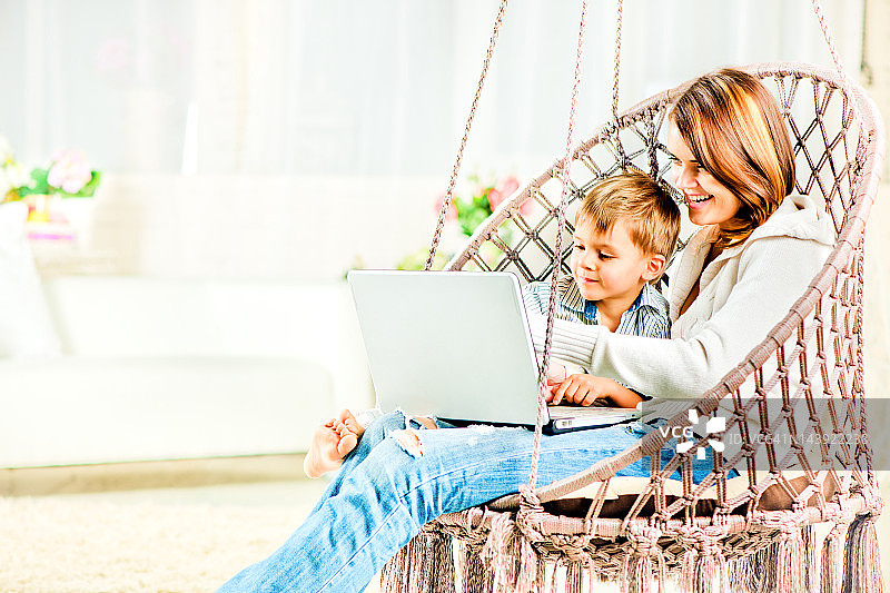 母亲和儿子带着笔记本电脑图片素材