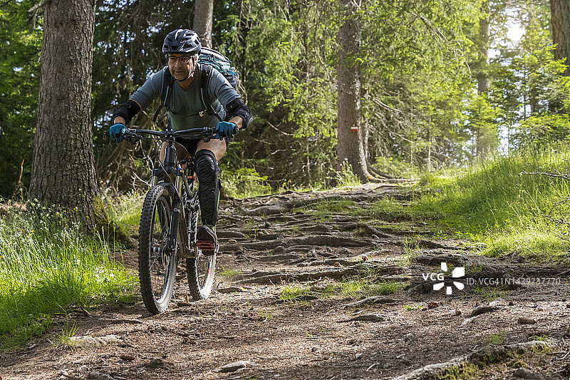 在意大利木地毯上骑山地自行车图片素材