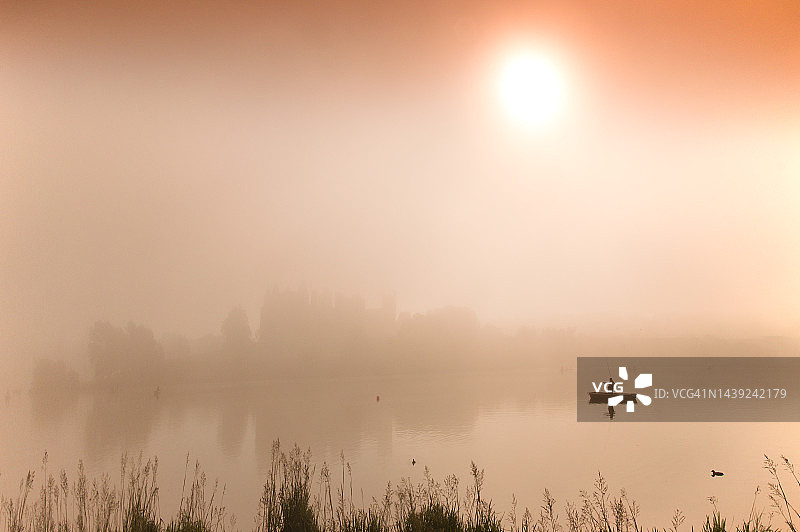 清晨薄雾中的林利思戈湖，苏格兰西洛锡安，英国图片素材