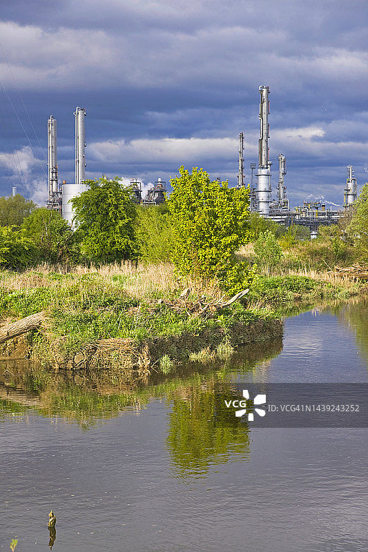 格兰杰默斯石化工厂，位于英国苏格兰中部地区埃文河畔图片素材