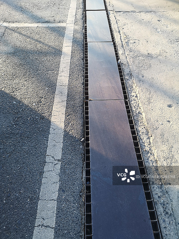 放置在排水管上的钢板图片素材