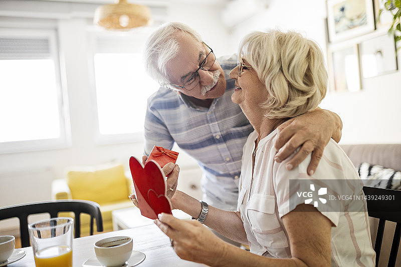 老年人互赠礼物图片素材