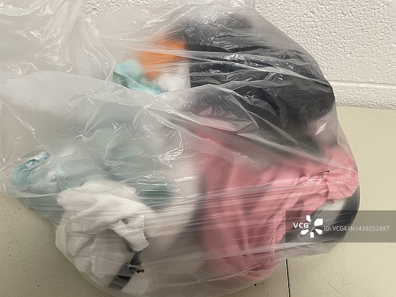装满脏衣服的洗衣袋图片素材