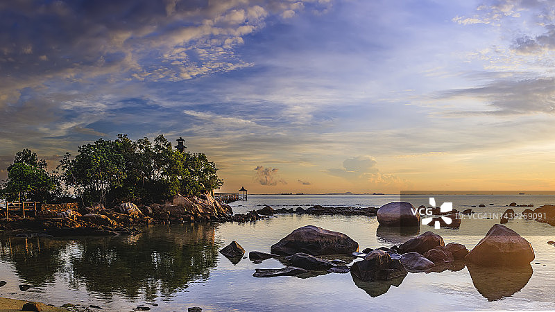 印度尼西亚巴淡岛美丽的热带日出景色图片素材