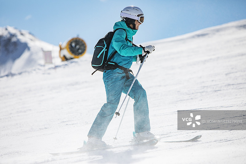 年轻女人在滑雪场滑雪图片素材