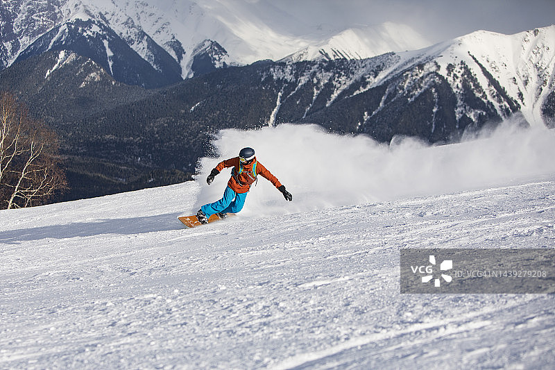在滑雪胜地的山中滑雪的年轻人图片素材