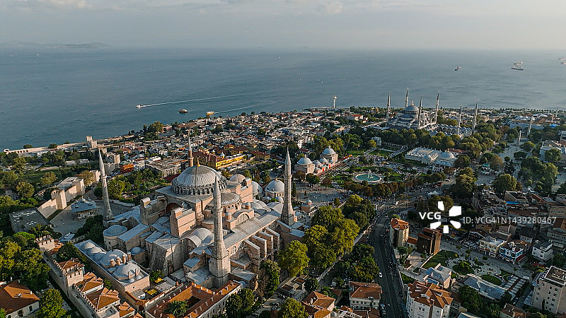 圣索菲亚大清真寺鸟瞰，伊斯坦布尔圣索菲亚大教堂鸟瞰，拥挤的圣索菲亚广场，拥挤的城市广场，土耳其最受欢迎的景点，拜占庭建筑，联合国教科文组织作品，地球上最大的主教座堂图片素材