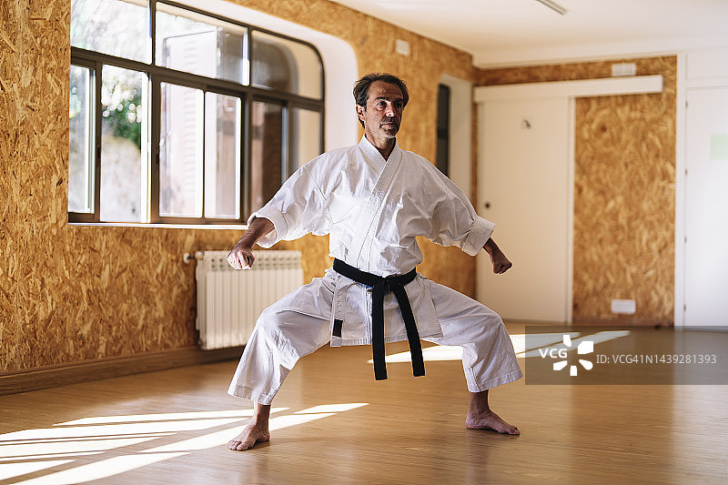 在学校练习空手道的男人图片素材
