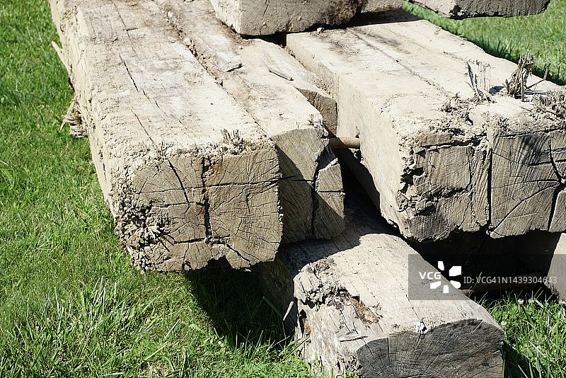 草坪上回收的木材图片素材