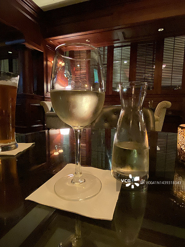 酒吧里的白葡萄酒图片素材