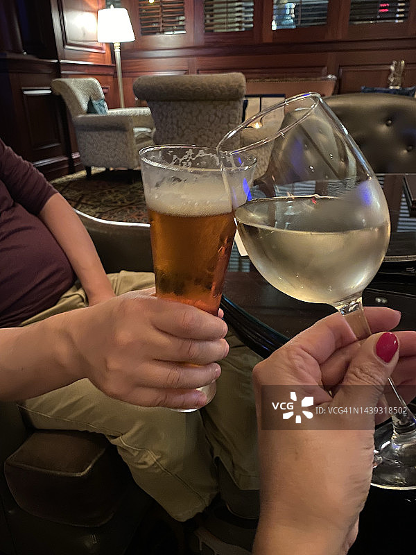 男女在酒吧祝酒图片素材