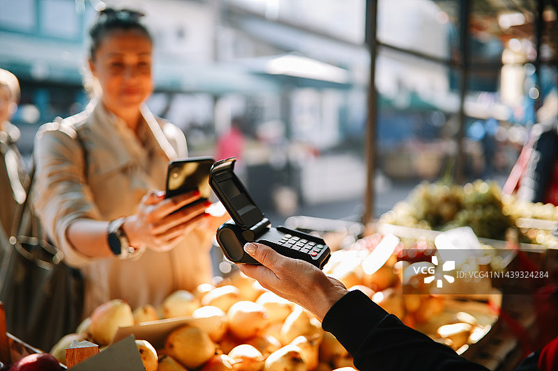 女人在露天市场非接触式支付图片素材