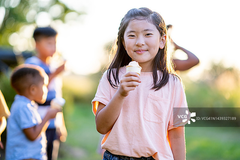 孩子们吃冰淇淋图片素材