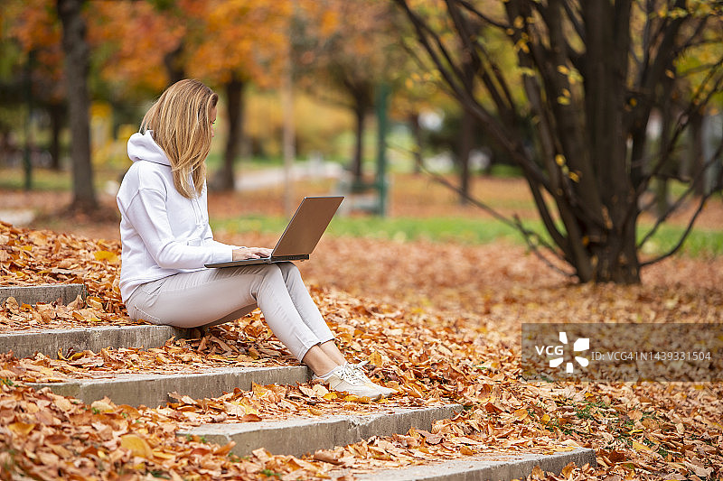 在户外打字发邮件图片素材