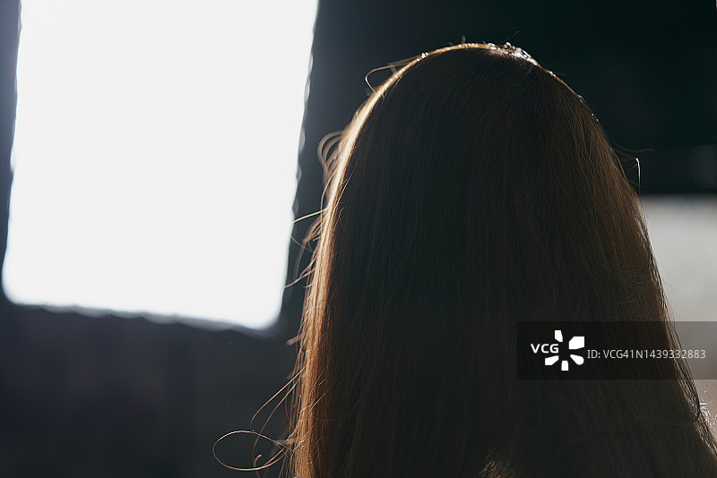 红发时尚模特在影棚灯光设备前准备拍摄图片素材