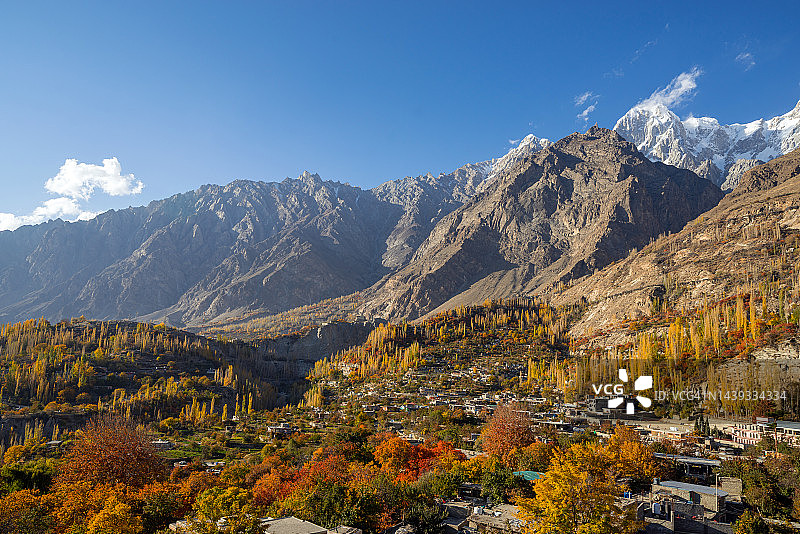 秋季巴基斯坦吉尔吉特-巴尔蒂斯坦阿尔蒂特堡的高角度视图图片素材