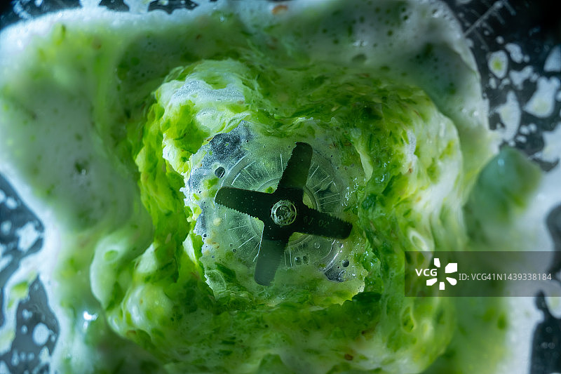 高速摄影下的高速搅拌绿色辣椒图片素材