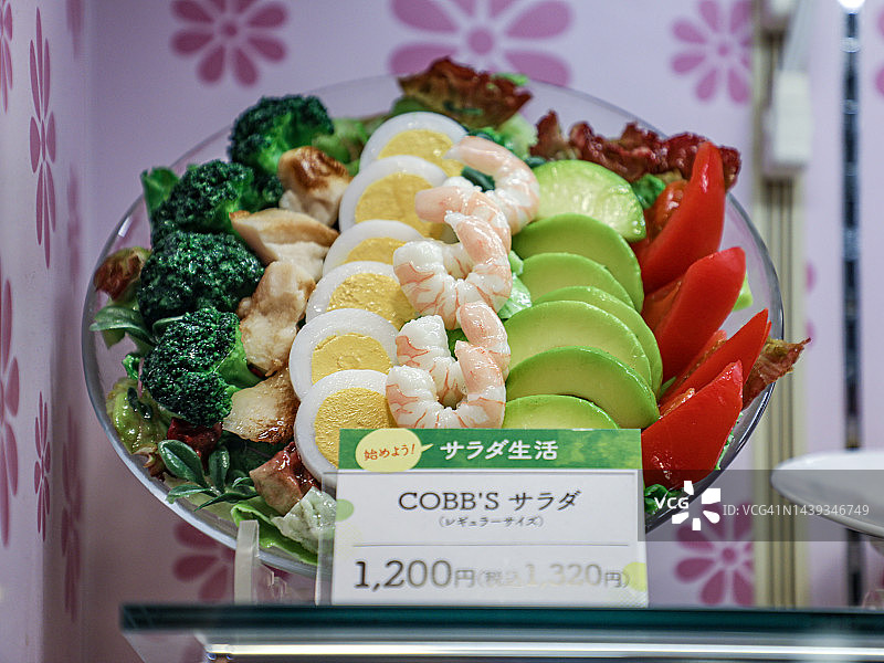 展示柜中带有宣传语的科布沙拉食物模型图片素材