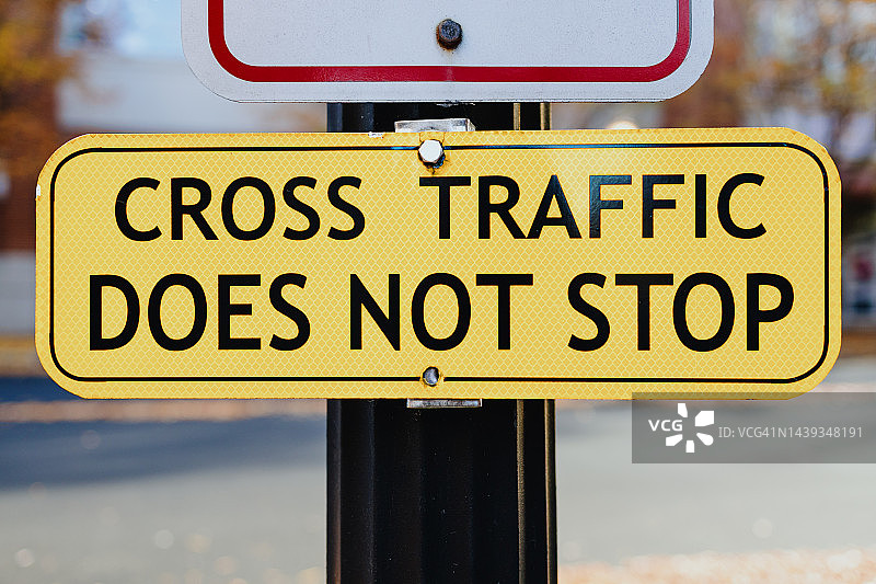 十字路口的交通标志图片素材