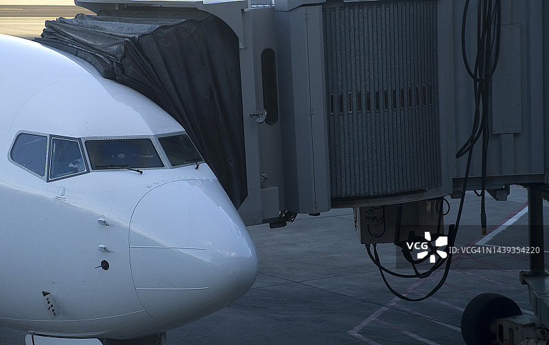 连接航站楼廊桥的客机图片素材