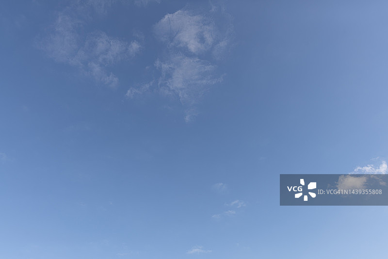 白云衬蓝天图片素材