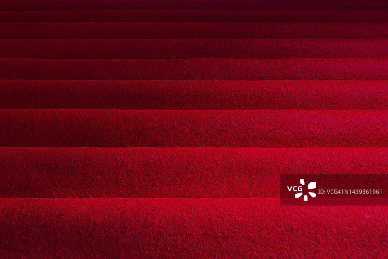 红色背景上的物体图片素材