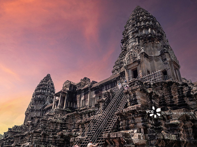 暹粒柬埔寨寺庙群日落景色——高棉古城入口，丛林、树木和自然风光，热门旅游景点图片素材