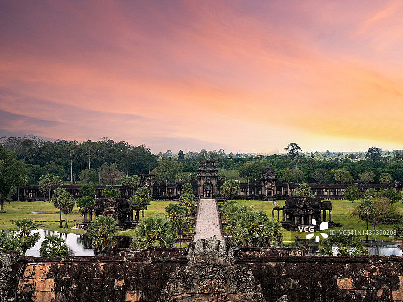 暹粒柬埔寨寺庙群日落景色——高棉古城入口，丛林、树木和自然风光，热门旅游景点图片素材