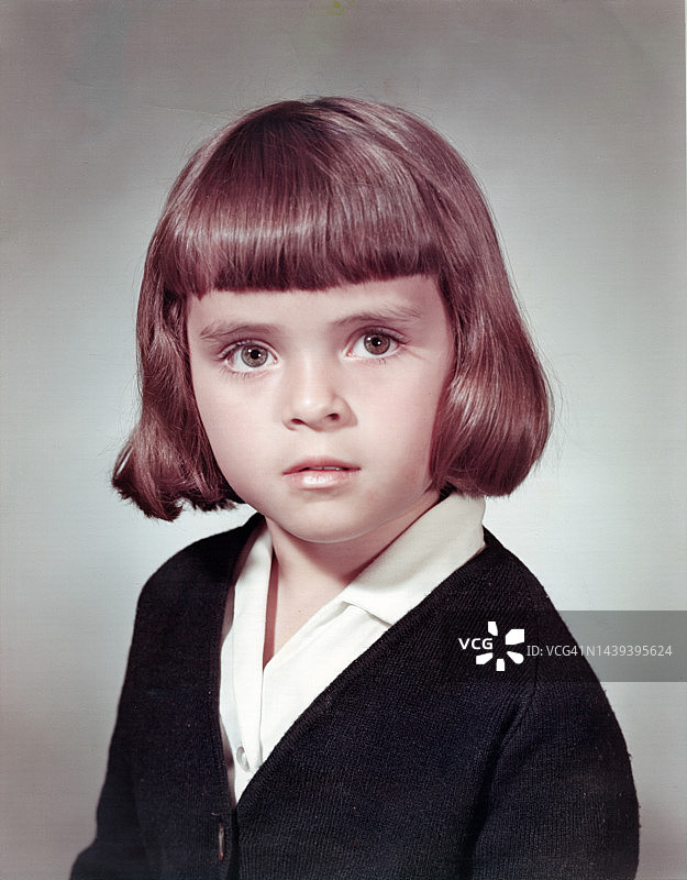 60年代的学龄女童影棚头像照片图片素材