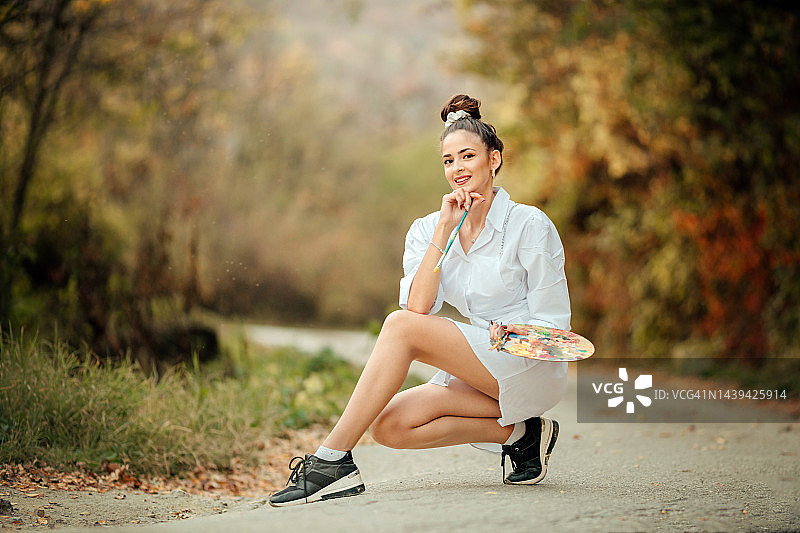 在户外写生的年轻女艺术家 портрет图片素材