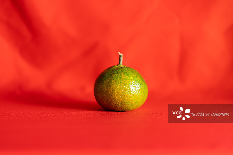 红色背景上的橙子图片素材