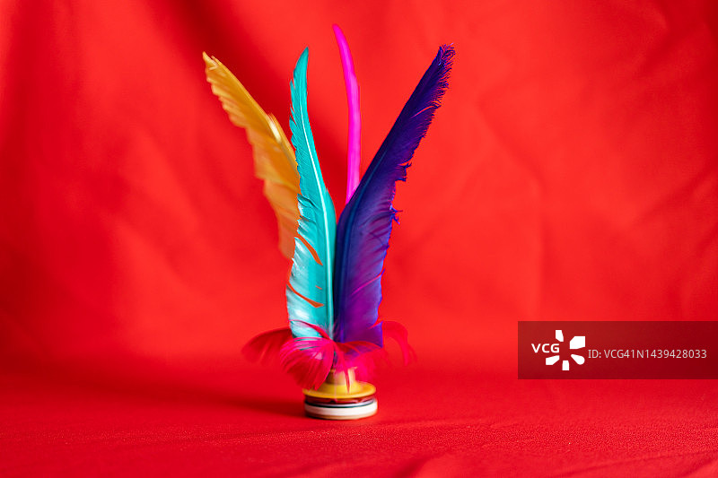 红色背景上的羽毛球图片素材