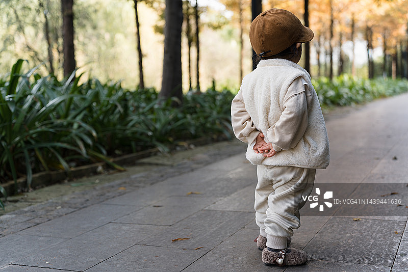 可爱的婴儿站在路上图片素材