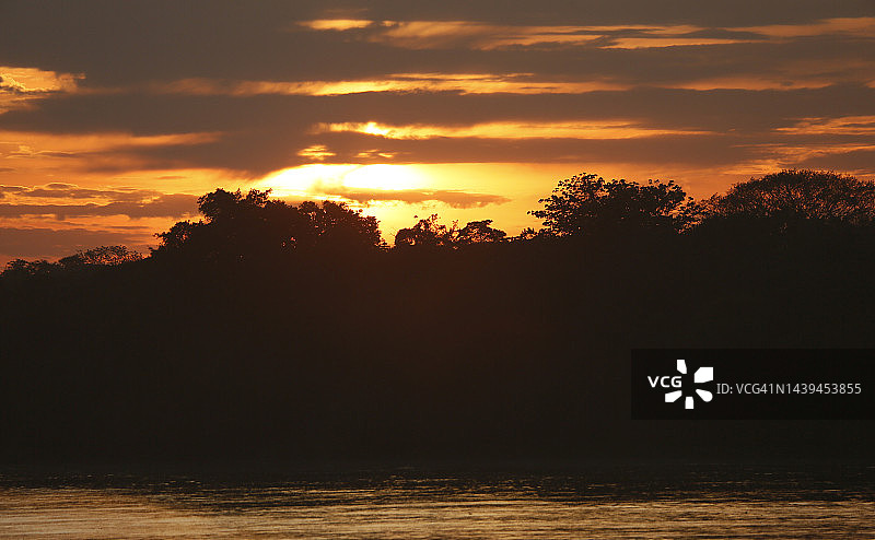 日出时分的库亚巴河图片素材