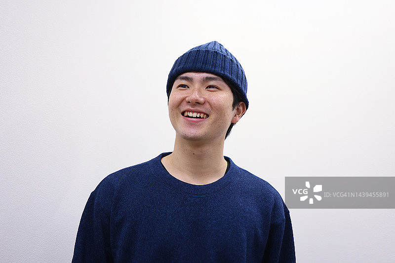 白色背景上的亚洲男子图片素材