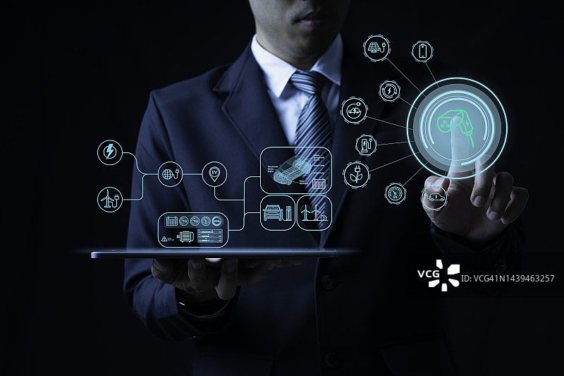 手指指向代表绿色能源和生态能源概念的电动汽车图标图片素材