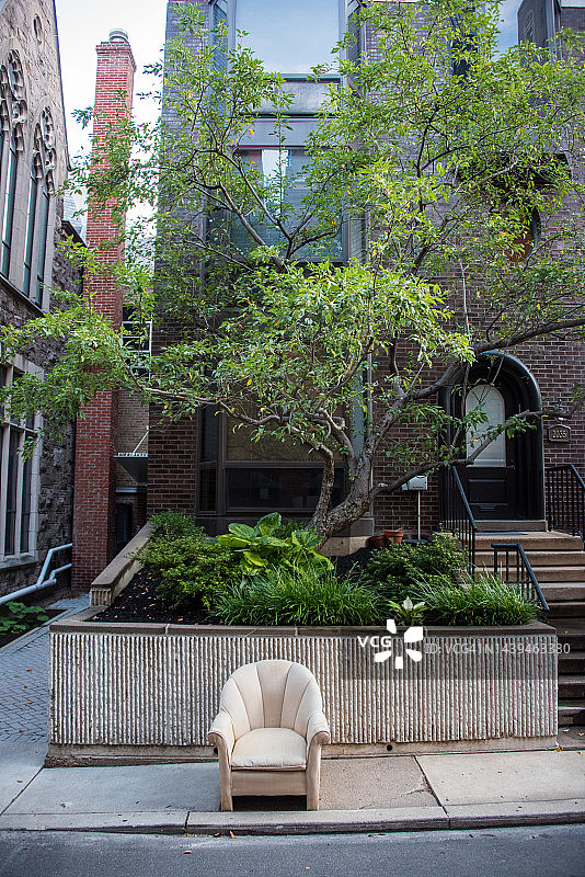 人行道上被丢弃的扶手椅图片素材