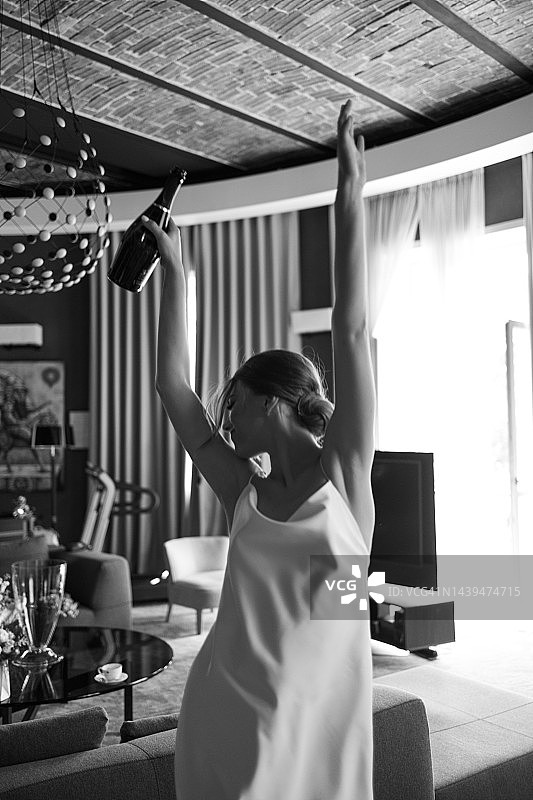 新娘畅饮香槟 - 库存照片图片素材