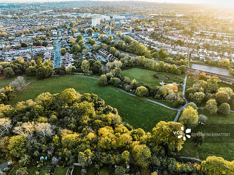 伦敦郊区住宅和公园的秋季航拍景色图片素材